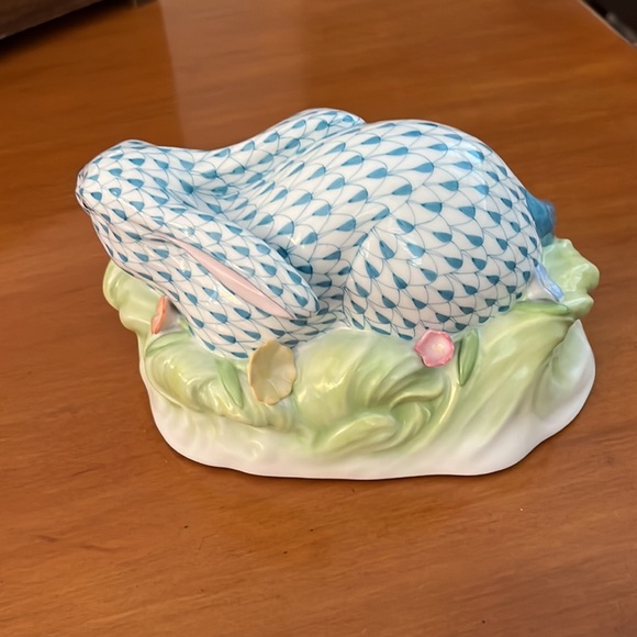 Excellent condition Herend bunny in grass- blue - Picture 3 of 7